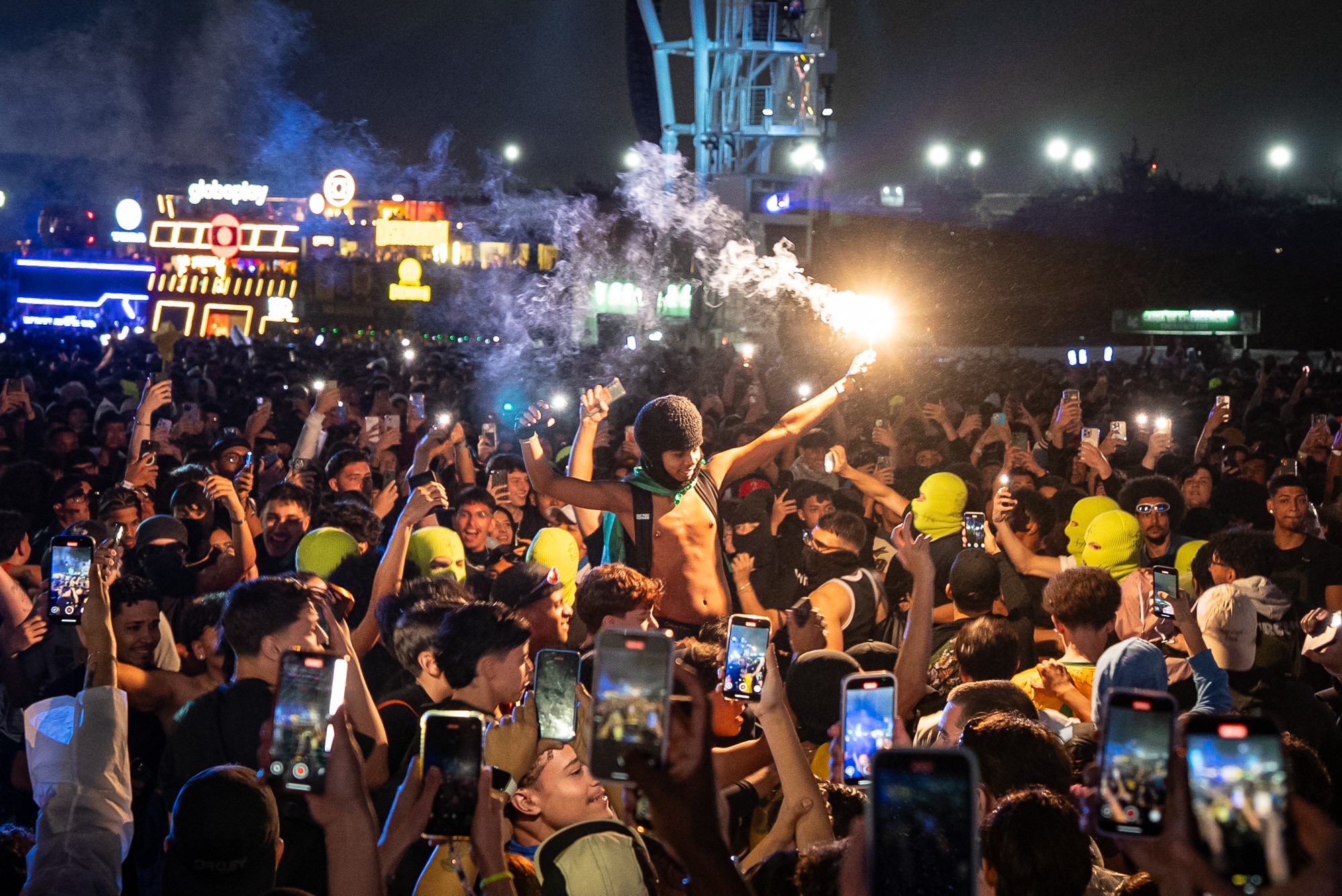 The Town 2025: Público usa sinalizadores durante shows; veja FOTOS