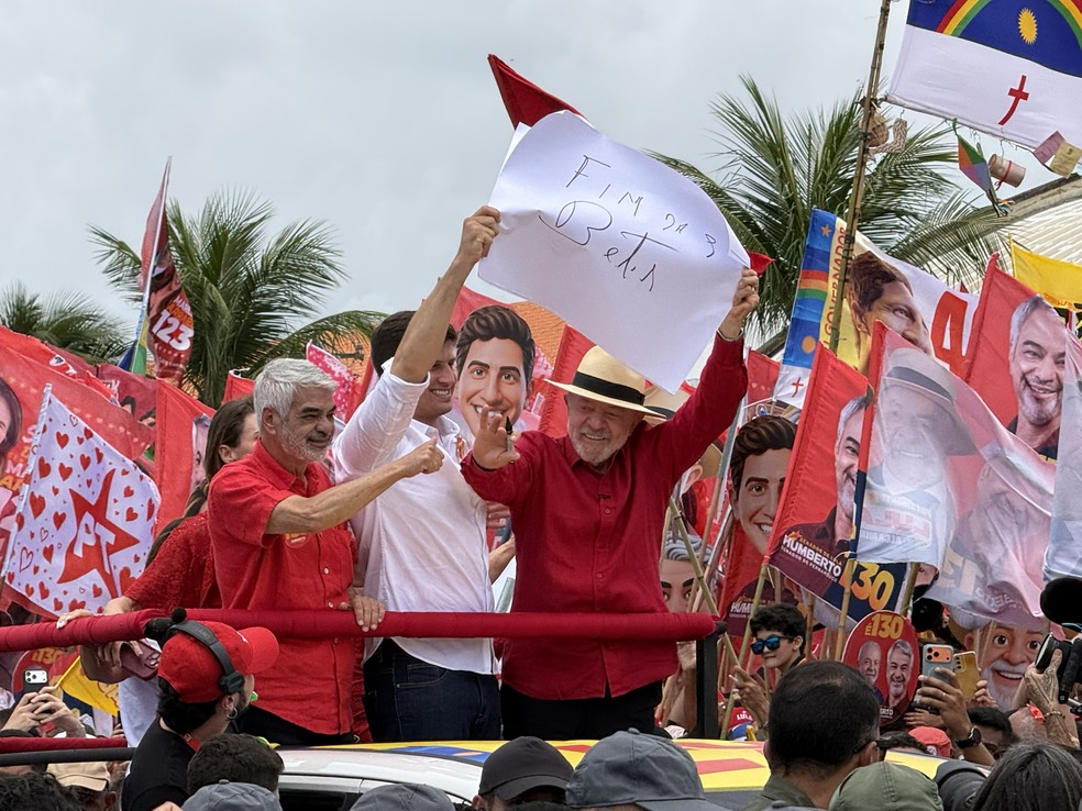 No Recife, Lula (PT) segura cartaz sobre fim das bets, junto com João Campos (PSB) e Humberto Costa (PT), candidatos ao governo de PE e ao Senado, respectivamente — Foto: Pedro Alves/g1