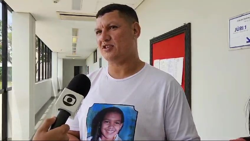 Família pede Justiça no 1º dia de julgamento de policiais acusados por três mortes no AC: 'Tiraram uma vida muito preciosa', diz pai de vítima