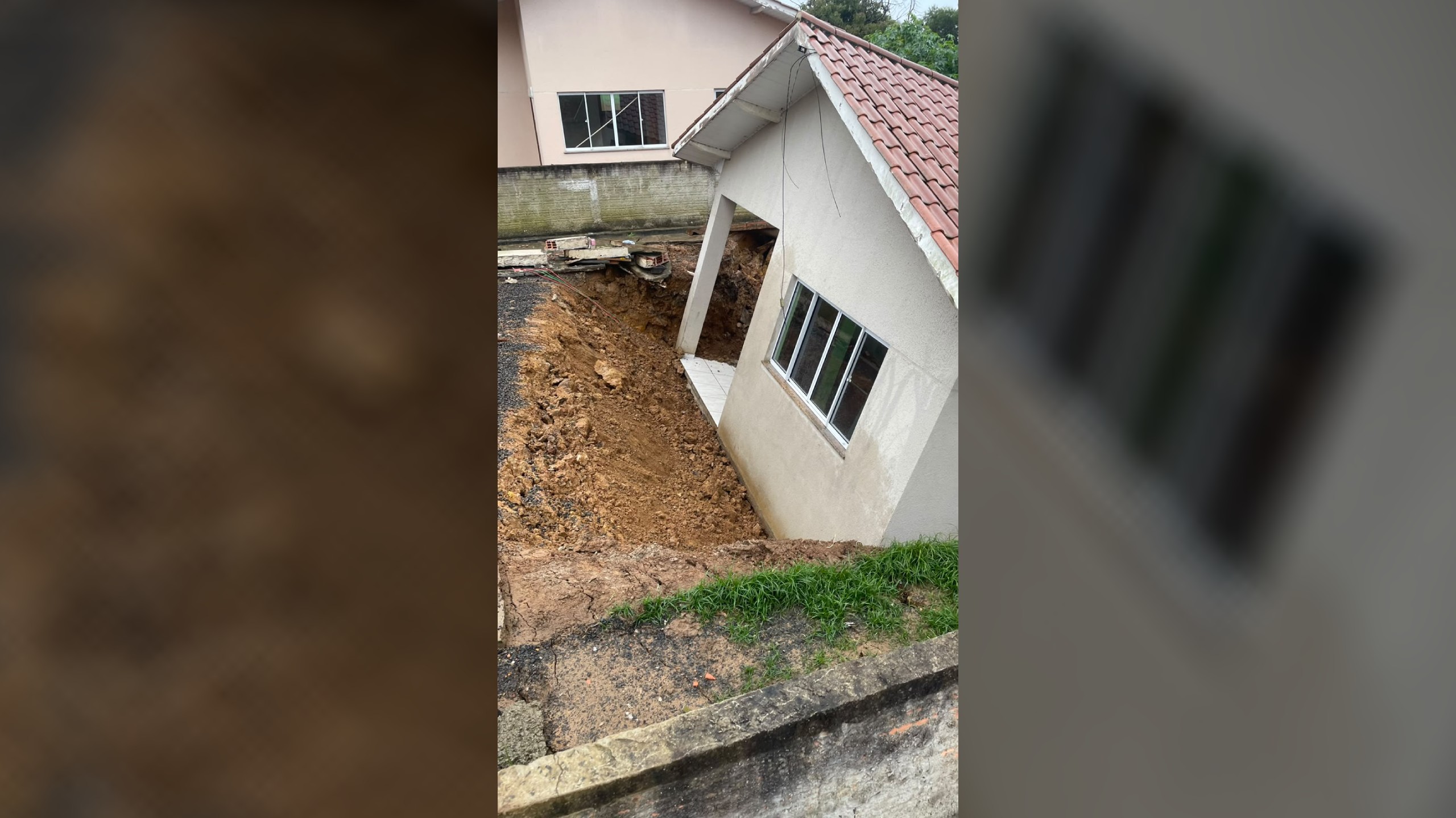 Casa fica inteira depois de deslizar em barranco que cedeu com chuvas no Paraná