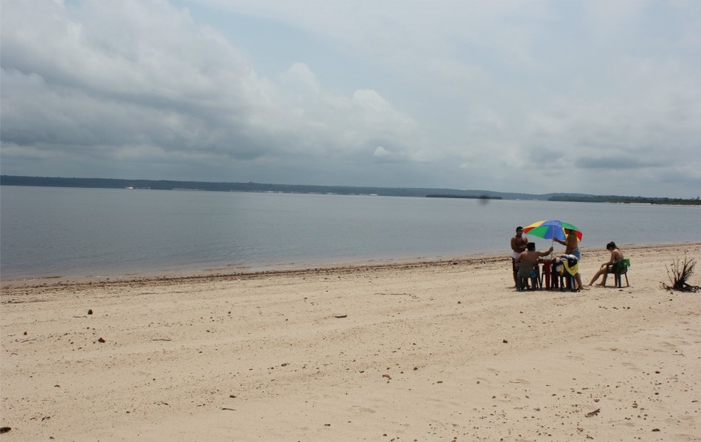 Praia de Açutuba virou um dos points turísticos do Amazonas após inauguração da Ponte Rio Negro — Foto: g1 AM