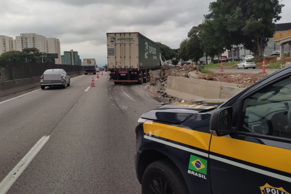 Carreta perde o controle, passa por cima de guard-rail e interdita faixa da Dutra em São José dos Campos