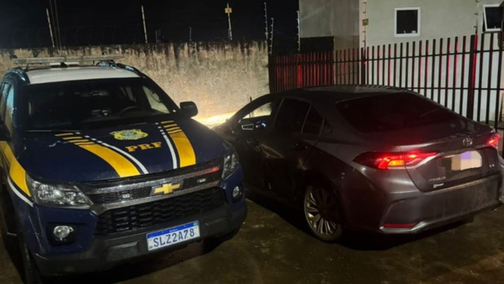 Veículo, joias de ouro e diamente, celulares e notebook foram recuperados pela polícia, duas horas após o crime. — Foto: Divulgação PRF