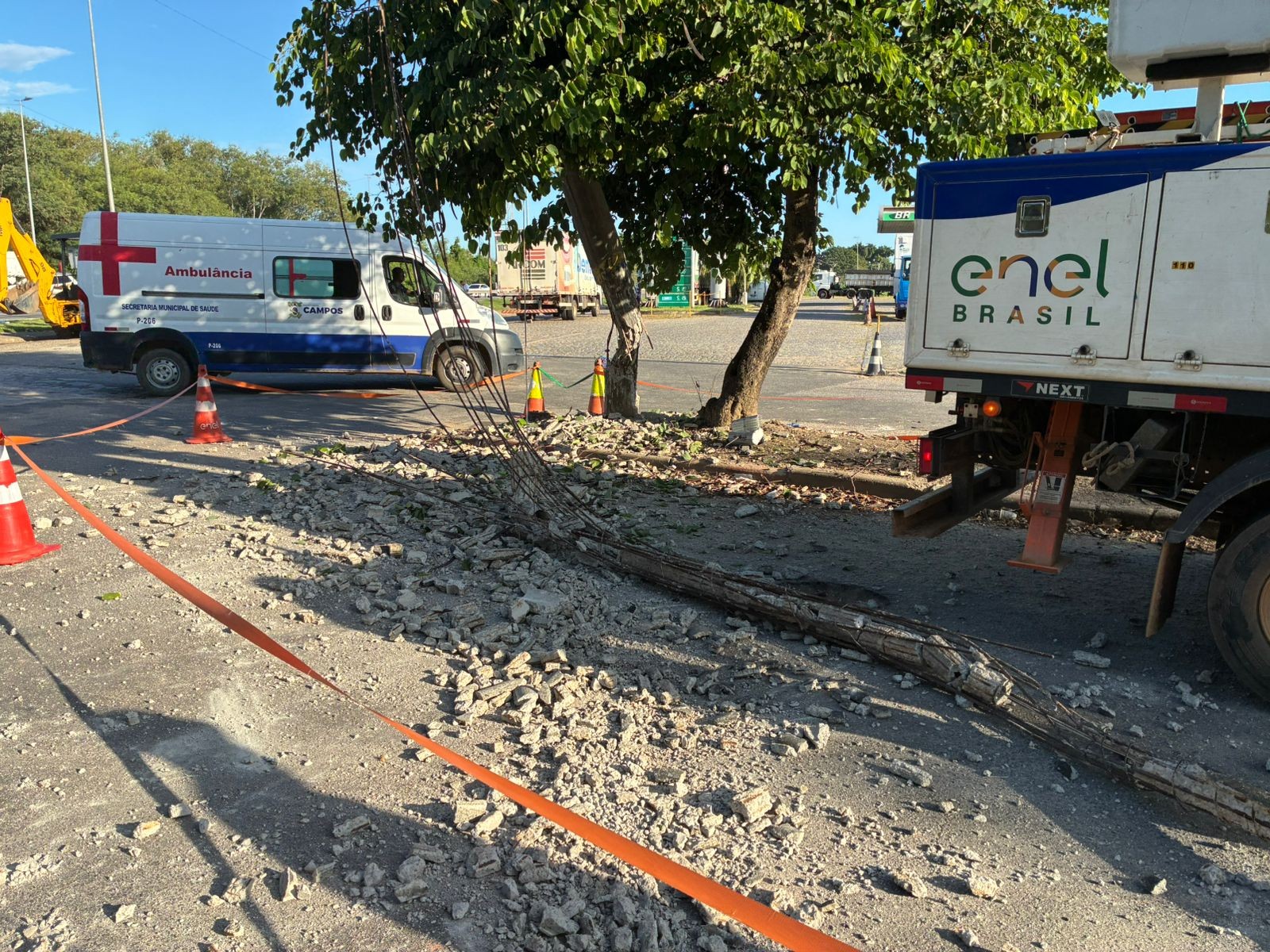Carreta derruba poste e interdita rua no Parque São Caetano, em Campos