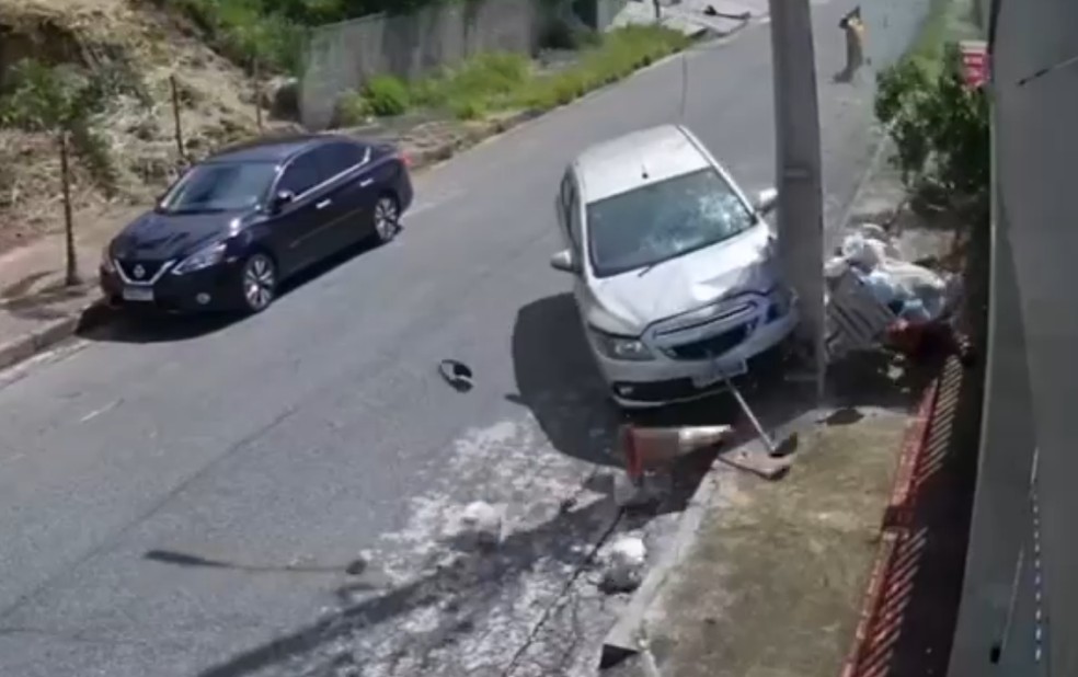 Carro sem motorista atingiu gari que fazia capina em rua — Foto: Reprodução/Redes sociais 