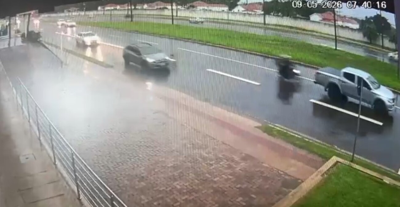 Motociclista morre após bater na traseira de camionete em avenida de Campo Grande