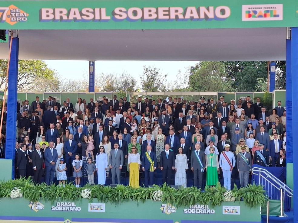 Autoridades participam das celebrações do Sete de Setembro — Foto: Isabella Calzolari/g1