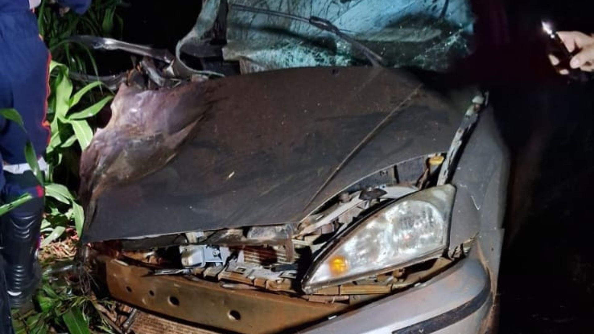 Acidente entre caminhonete e ônibus que levava trabalhadores deixa um morto na MGC-455