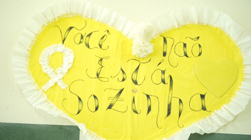 Cartaz com a frase 'você não está sozinha' estampa sala de aula na Penitenciária Feminina de Mogi Guaçu — Foto: Estevão Mamédio/g1