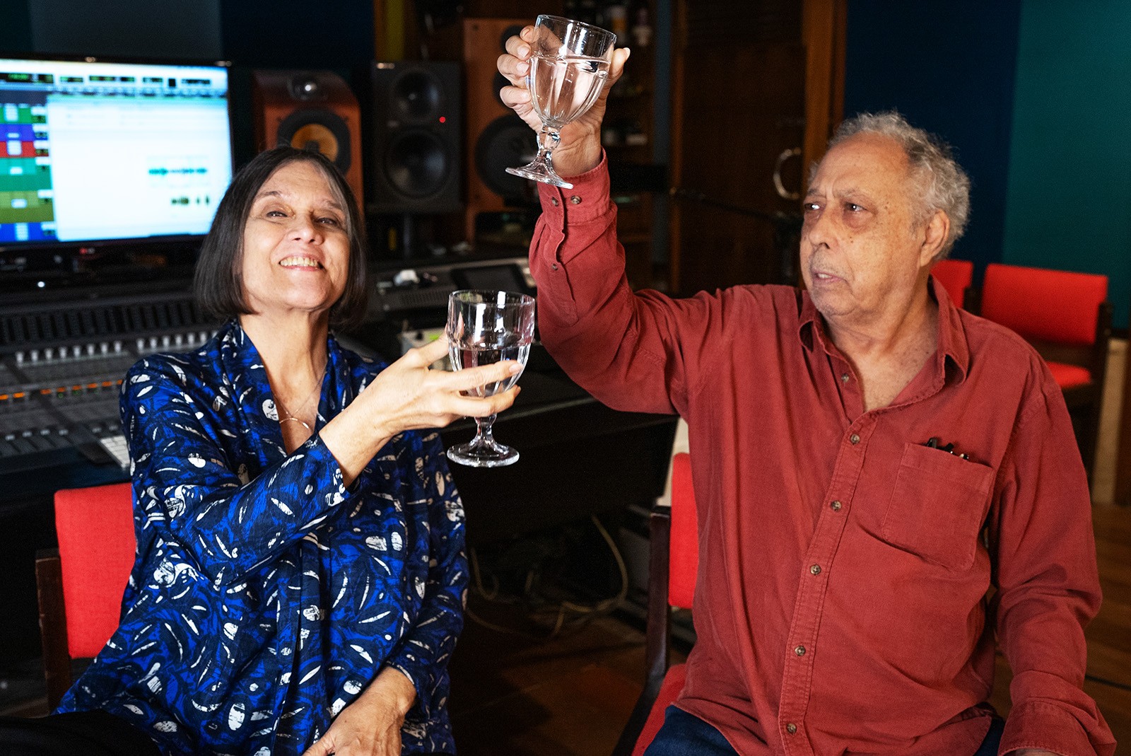 Joyce Moreno e Jards Macalé mandam um segundo ‘abraço’ de João Gilberto