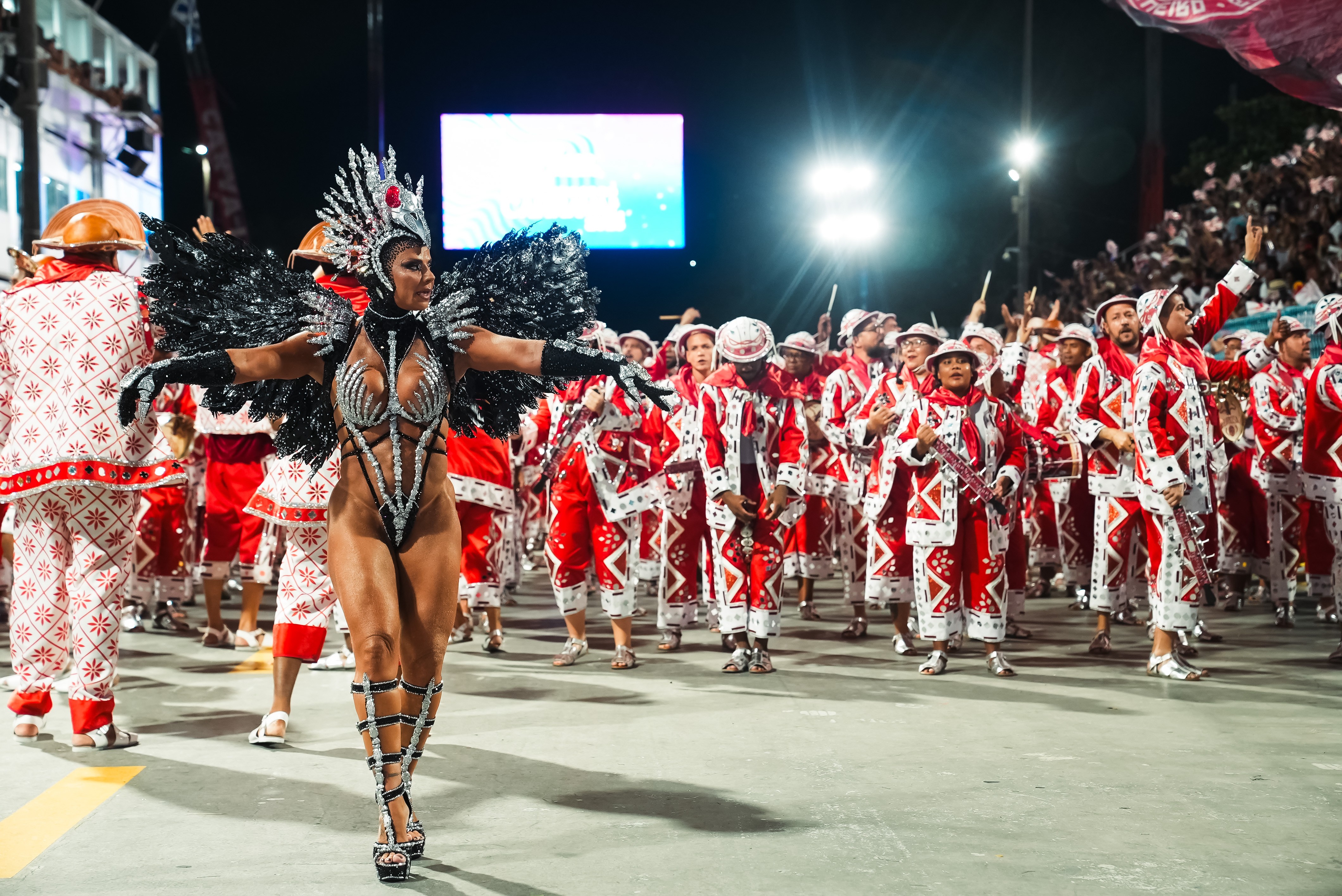 Vivi Araújo desfila com fantasia com efeitos especiais representando o carcará no Salgueiro