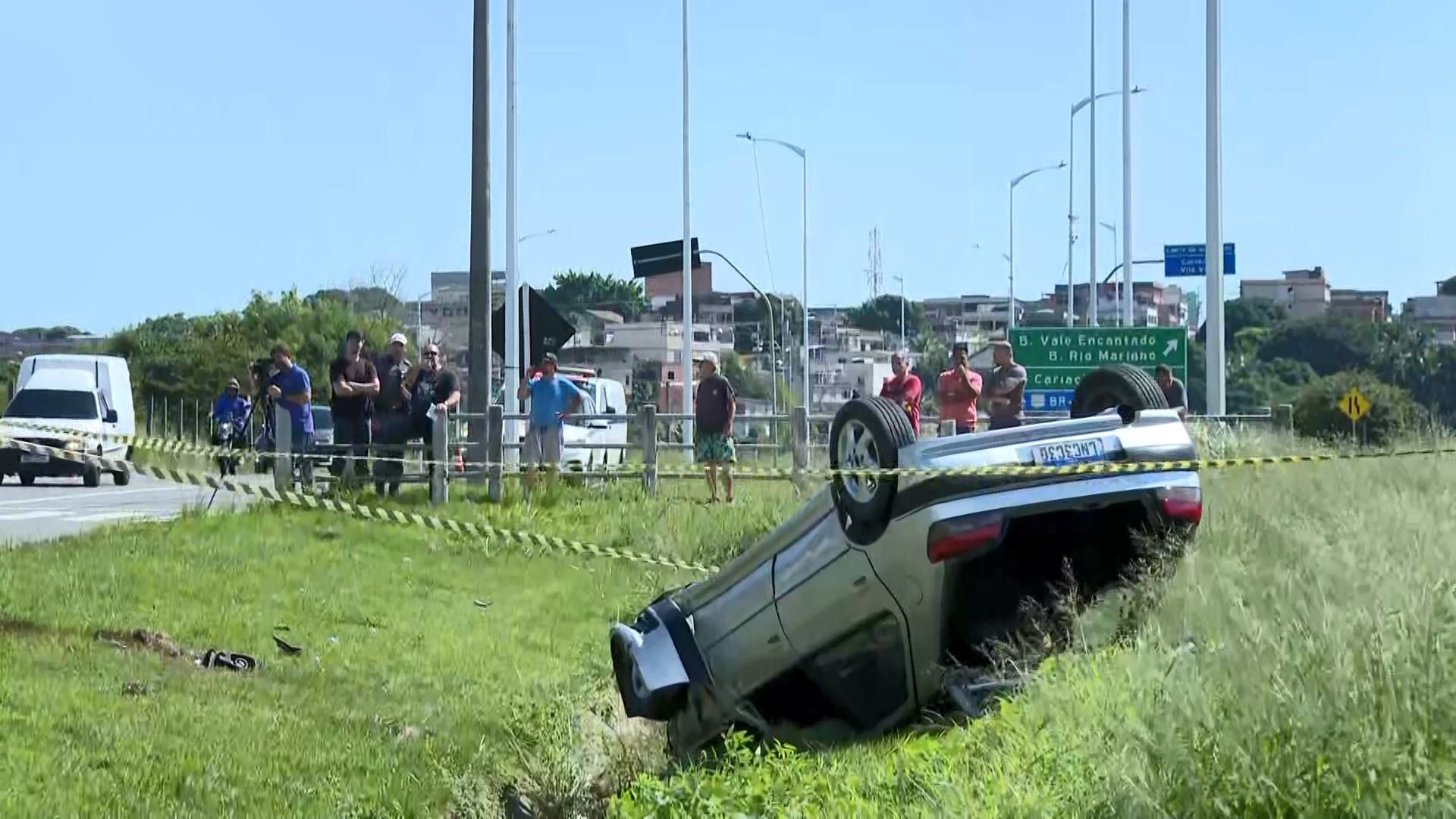 Jovem de 22 anos morre após bater em caminhão e carro capotar em Cariacica