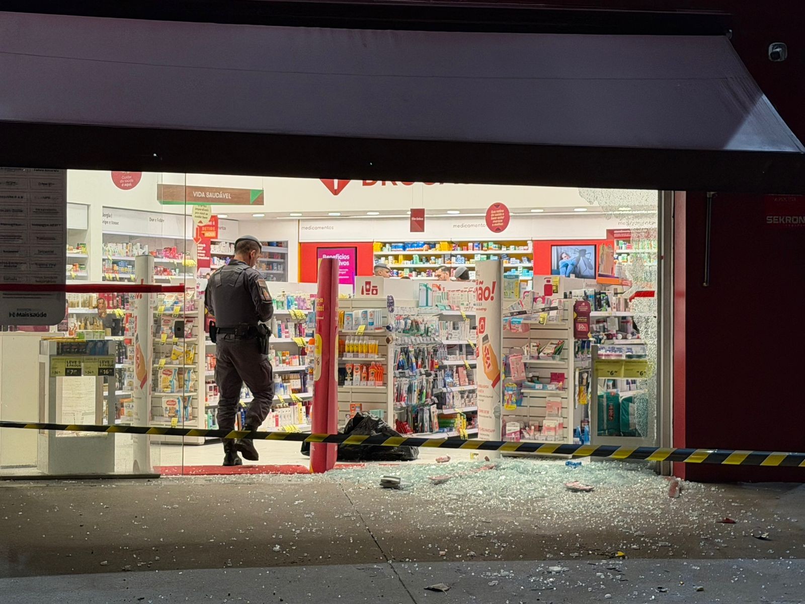 Tentativa de roubo a farmácia termina com suspeito morto após troca de tiros na Zona Sul de SP