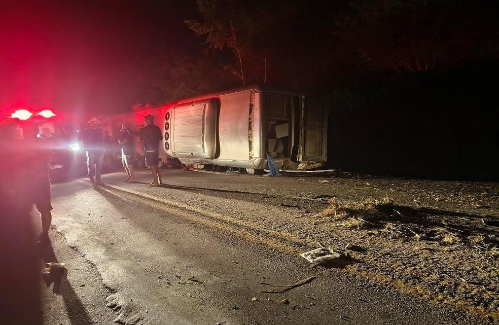 nibus tombou na BR-432, em Paranatama, no Agreste de Pernambuco  Foto: Reproduo/WhatsApp