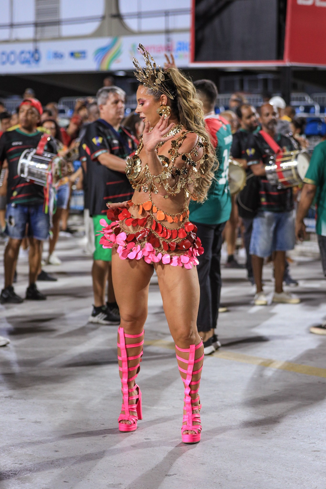 Paolla Oliveira esbanja sensualidade à frente dos ritmistas da Grande Rio em ensaio de bateria na Sapucaí