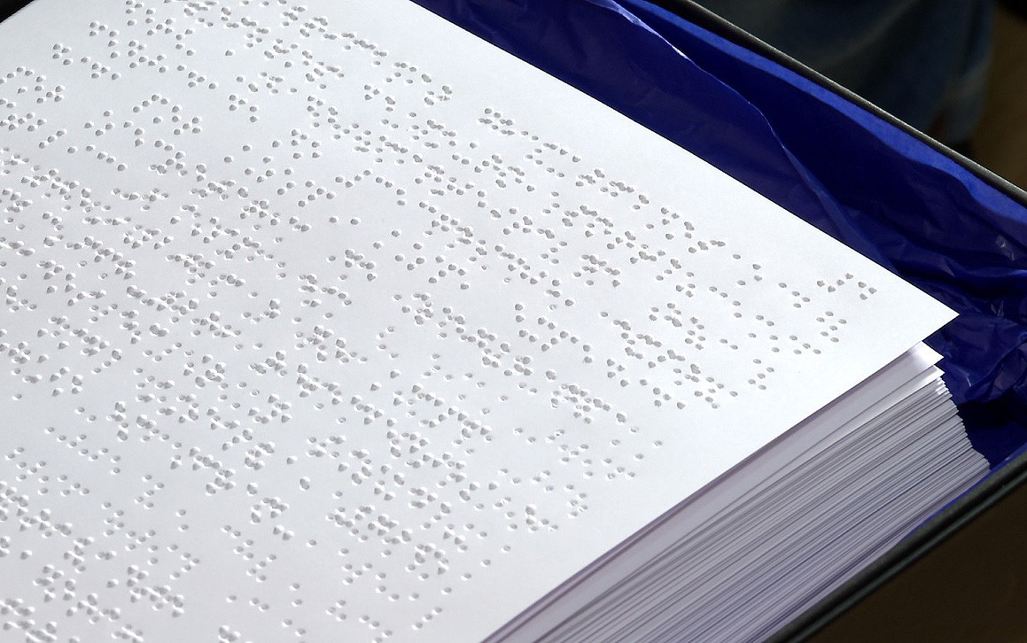 Dia Nacional do Livro: deficientes visuais falam sobre a importância da literatura acessível e os desafios para encontrar livros em braille