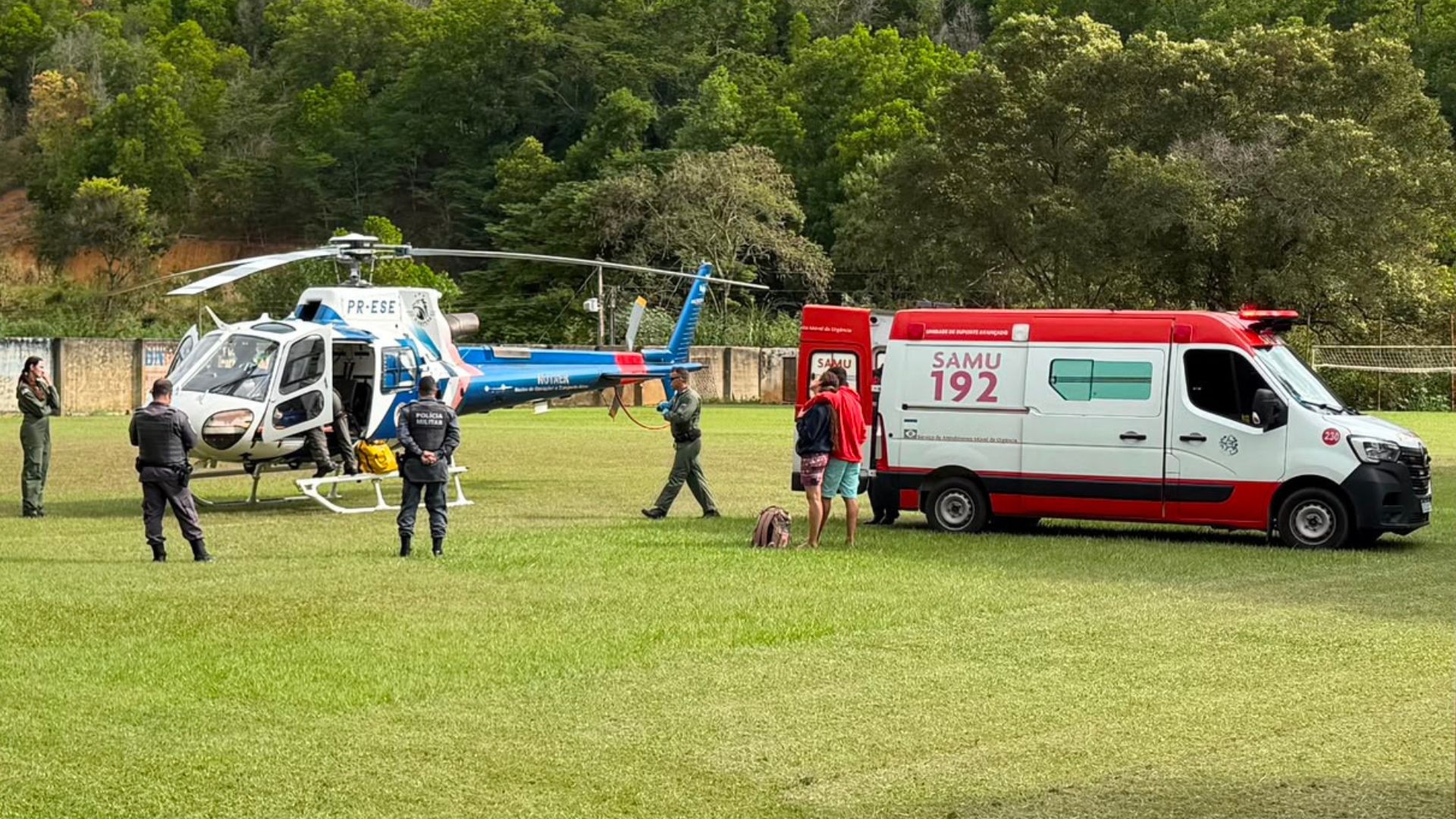 Criança de dois anos é atacada por cães e levada para hospital de helicóptero, no ES