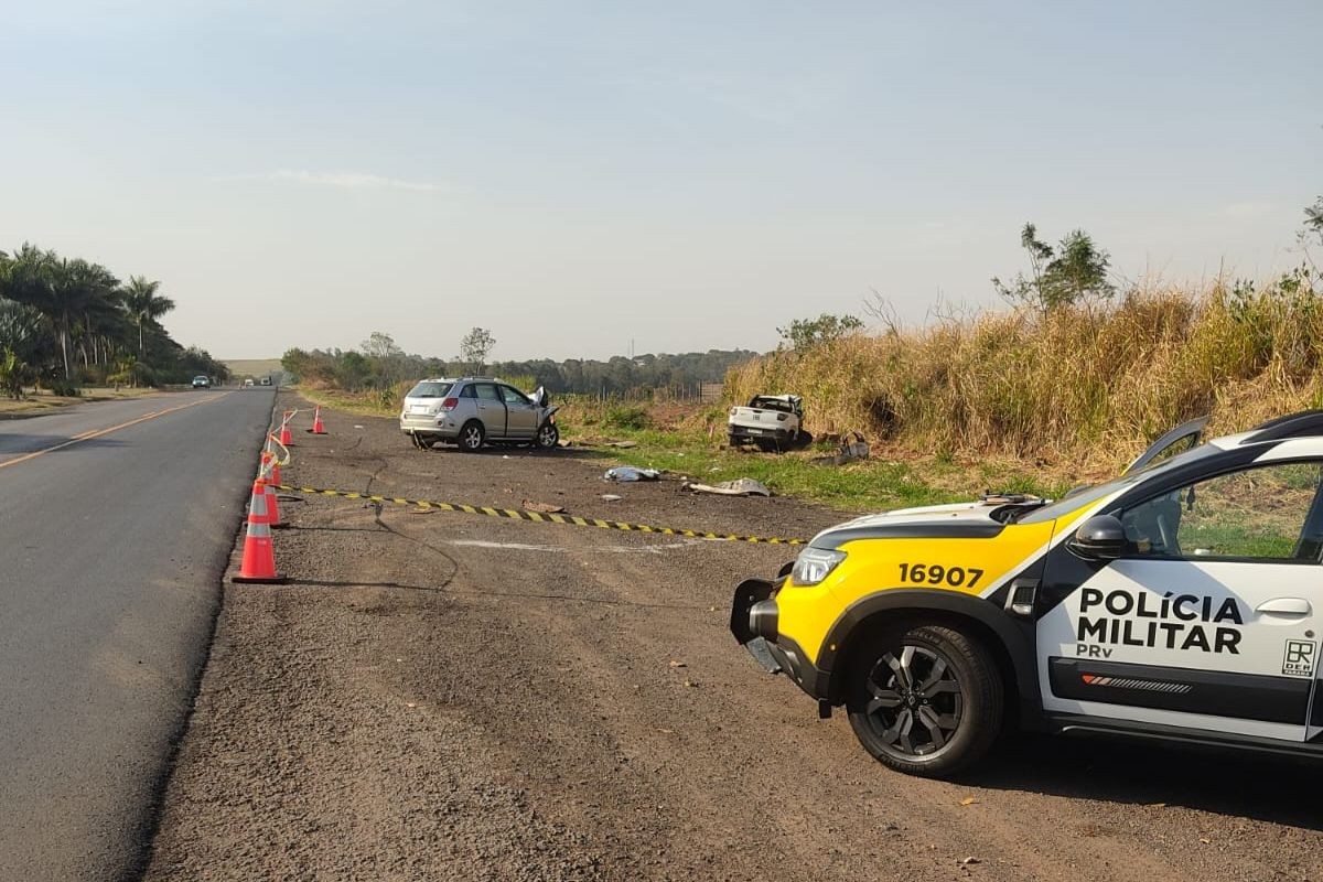 Adolescente morre e criança na cadeirinha sai ilesa após carros baterem de frente em rodovia do Paraná