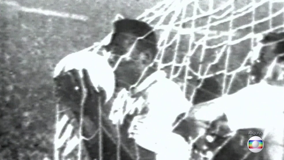 Pelé comemora o milésimo gol de sua carreira — Foto: Reprodução/G1