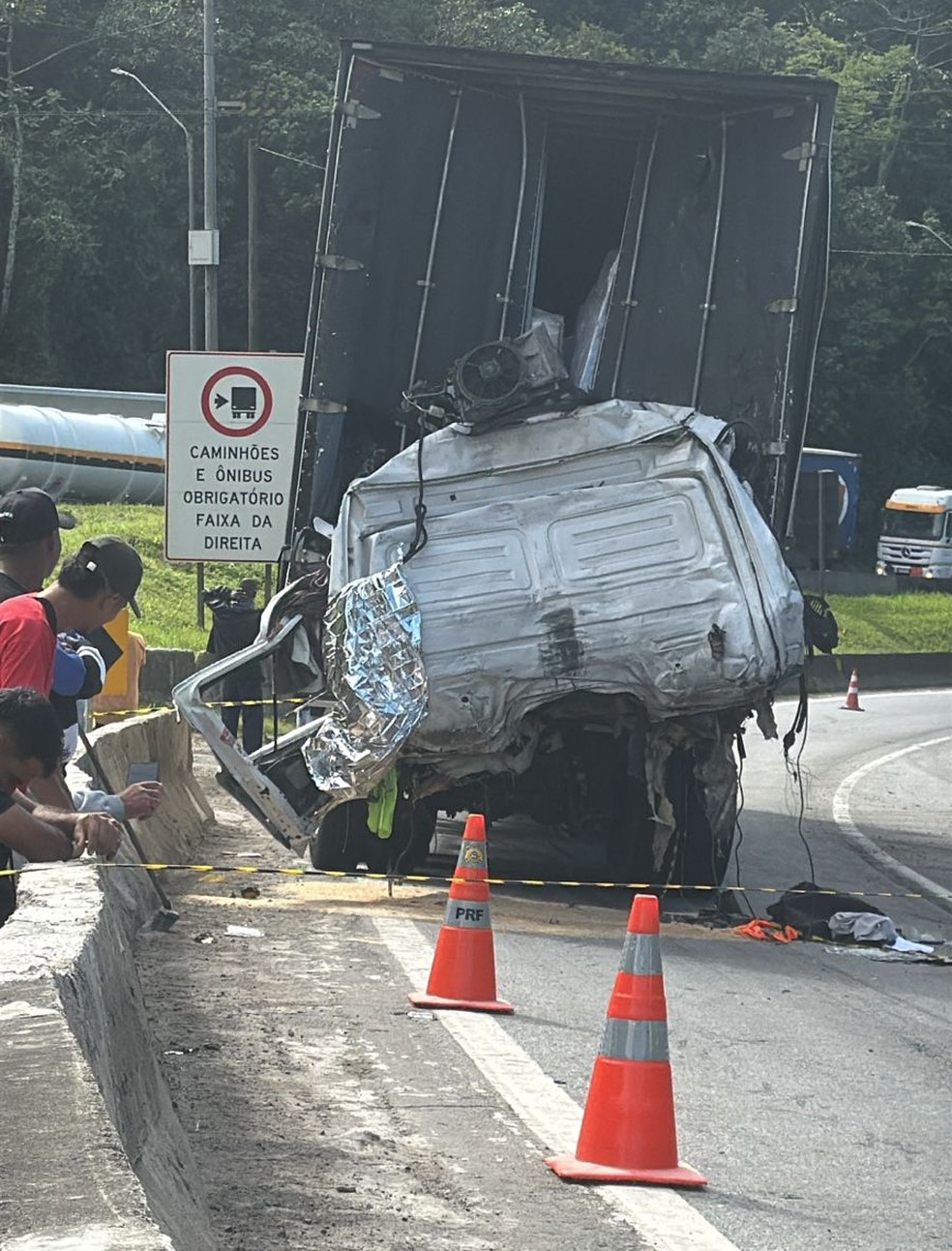 Acidente aconteceu na BR-376 — Foto: Luiz César dos Santos