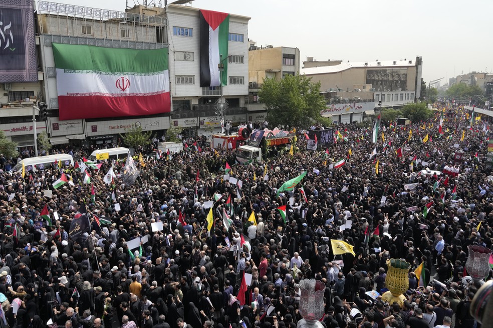 Multidão acompanha caminhão com restos mortais do chefe do Hamas, Ismail Haniyeh, em Teerã, no Irã, em 1º de agosto de 2024. — Foto: AP Photo/Vahid Salemi