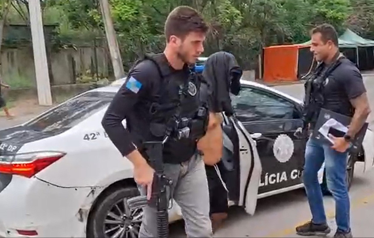 Professor é preso por importunação sexual após alunas de colégio no Recreio denunciarem assédio
