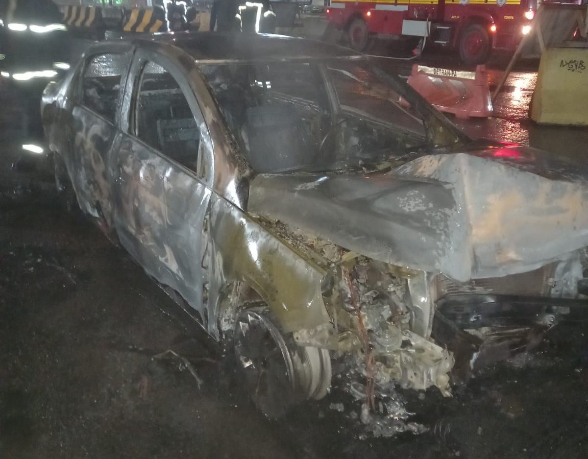 Sob efeito de álcool, motorista bate em mureta do BRT e carro pega fogo na Grande Belém