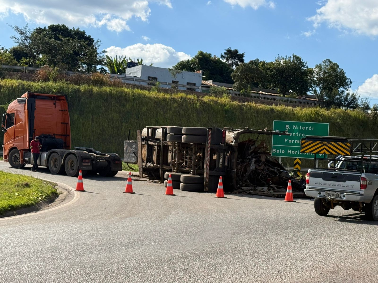 VÍDEO: Carreta com sucata tomba em trevo e causa congestionamento em Divinópolis 
