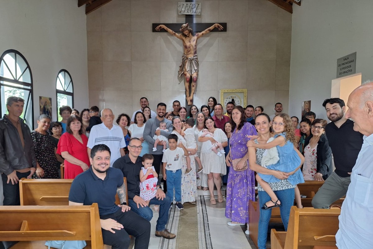 'Presença de Deus': mãe batiza gêmeas em capelinha às margens de rodovia com santos gigantes no interior de SP