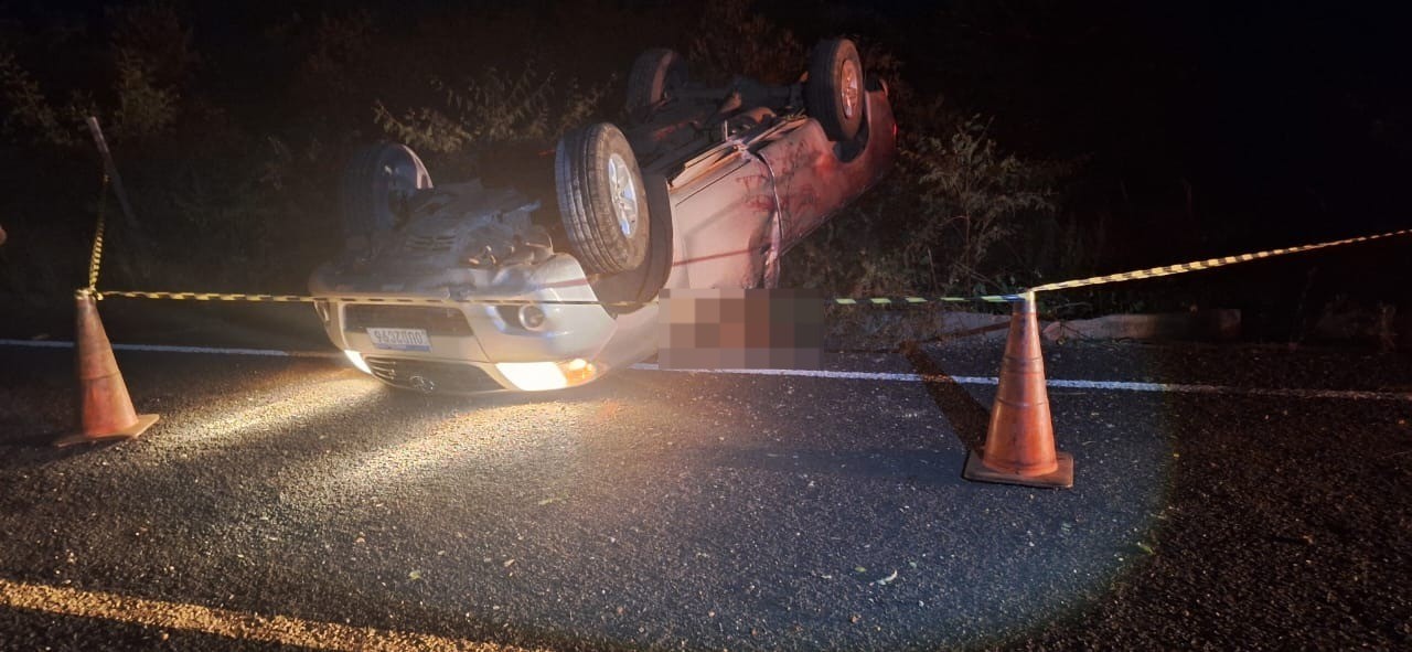 Motorista morre esmagado após carro capotar no interior do Piauí