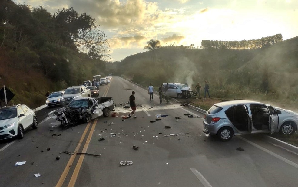 Batida entre três veículos deixa nove pessoas feridas na Serra do Selado, em Poços de Caldas, MG — Foto: Polícia Rodoviária Federal