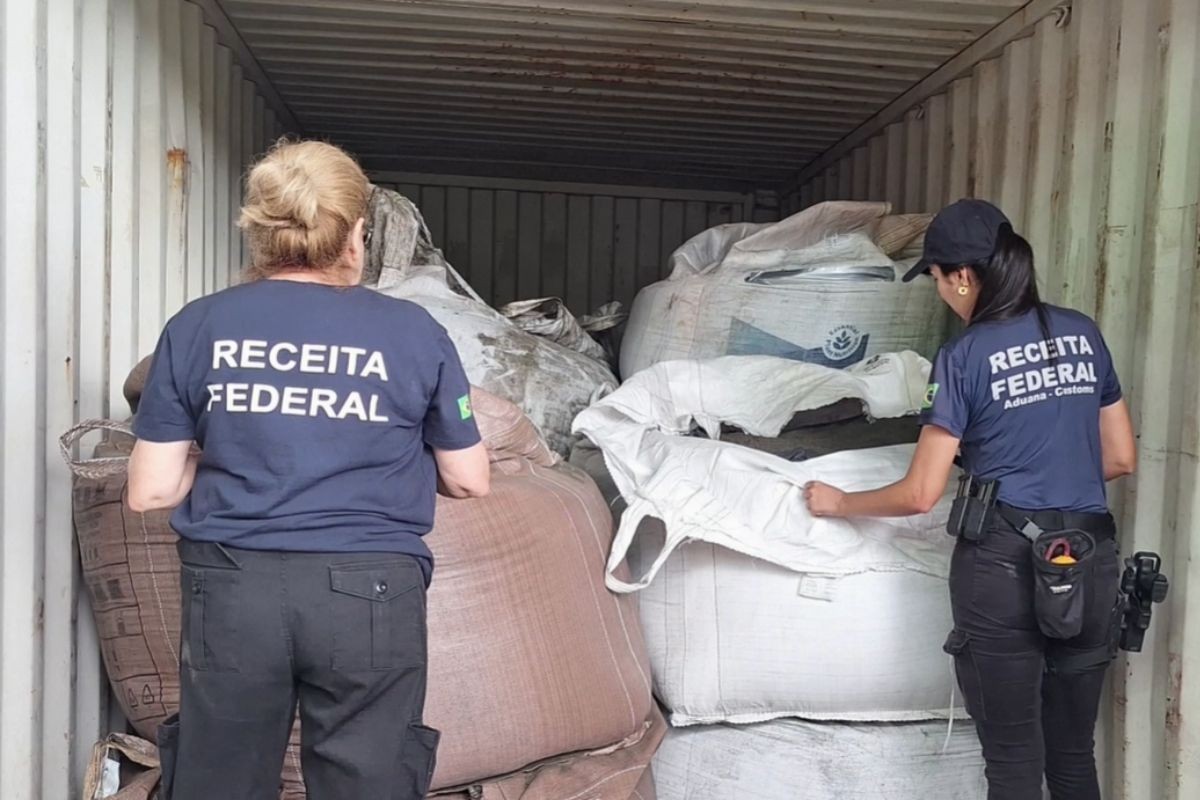Mais de 1 tonelada de cobre é achada dentro de contêineres no Porto de Santos, SP