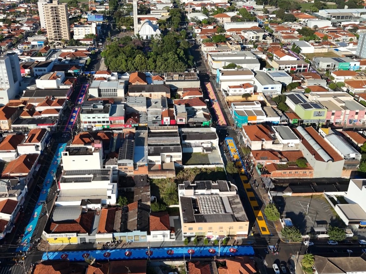 Drone mostra montagem dos tradicionais tapetes de Corpus Christi em 12 quarteirões de Matão