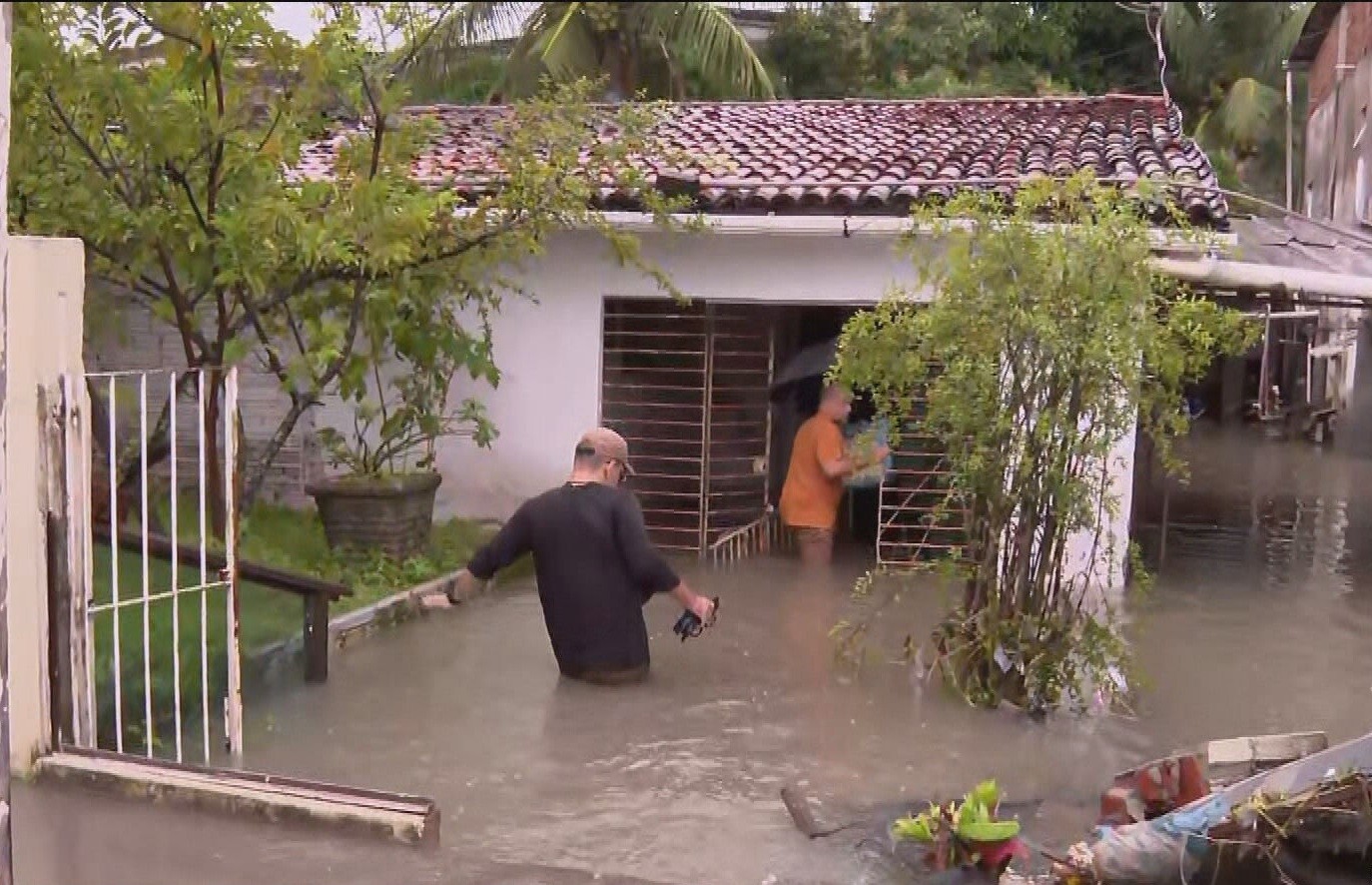 Chuva forte no Grande Recife deixa moradores ilhados, ruas alagadas e escolas e universidades sem aulas; FOTOS e VÍDEO
