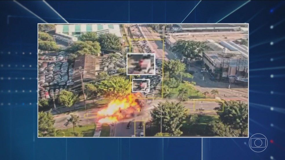 Cenipa e polícias Civil e Militar investigam queda de avião em avenida de São Paulo — Foto: Reprodução/TV Globo