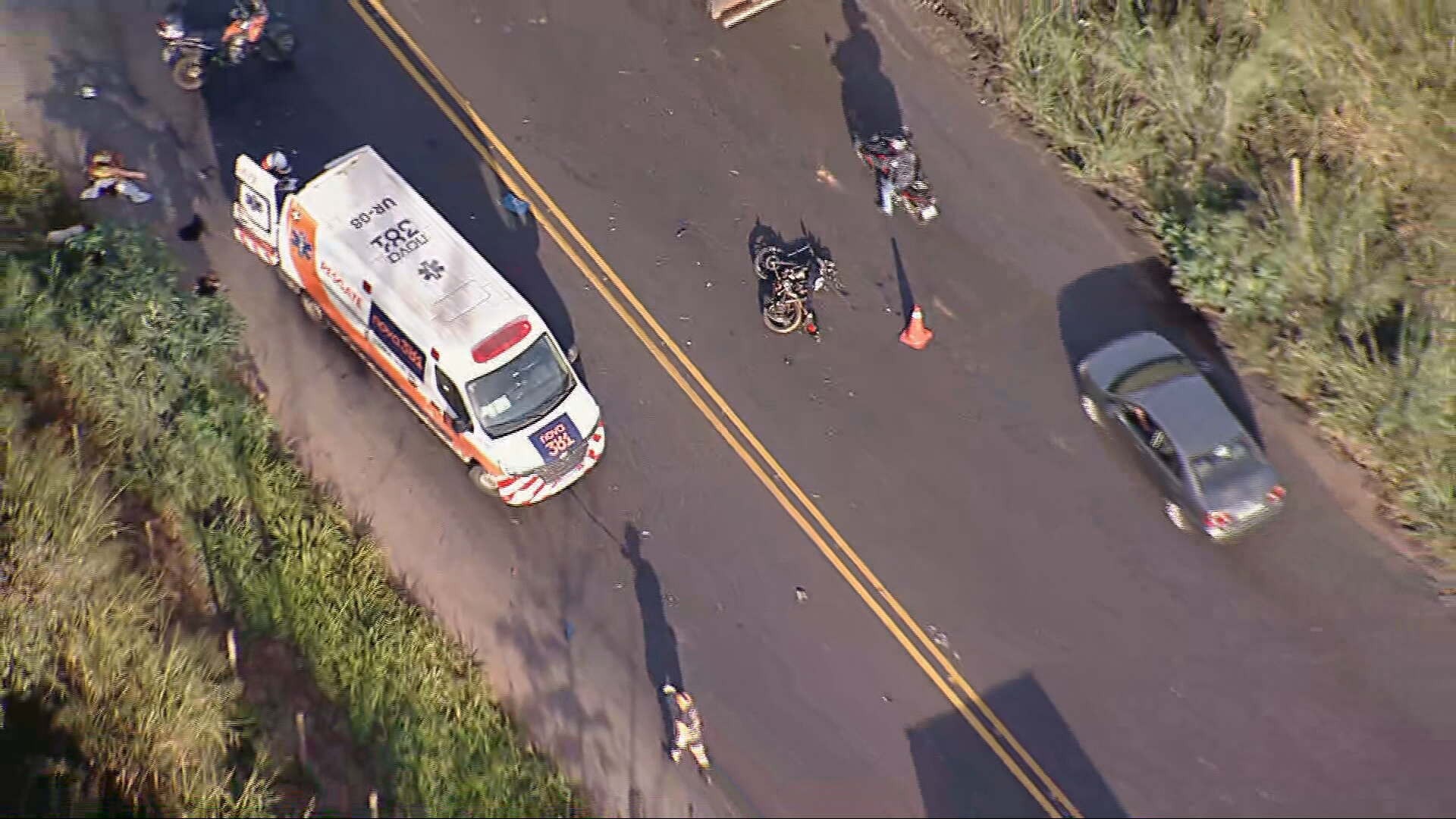 Acidente entre caminhão, carro e moto interdita trecho da BR-381, na Grande BH