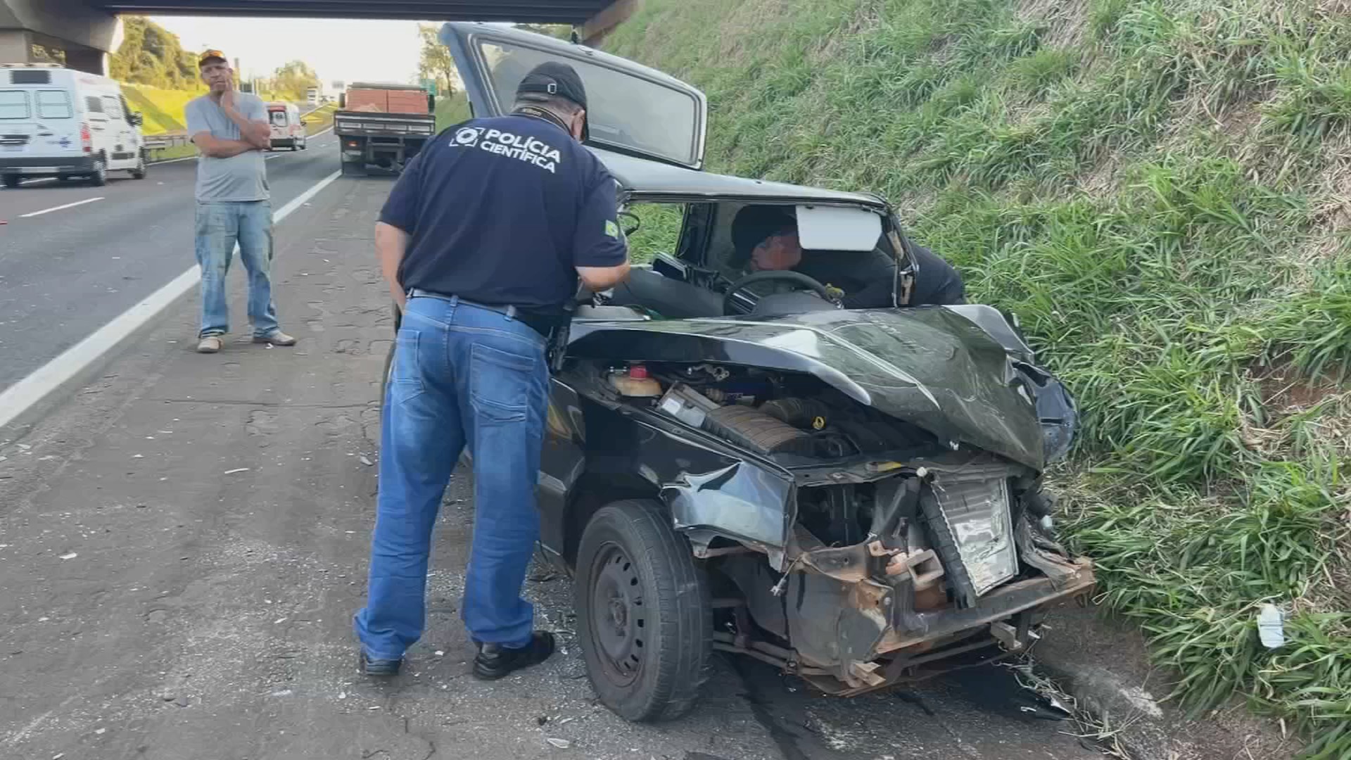 Motorista fica ferido ao bater carro na traseira de caminhão na rodovia de Bauru