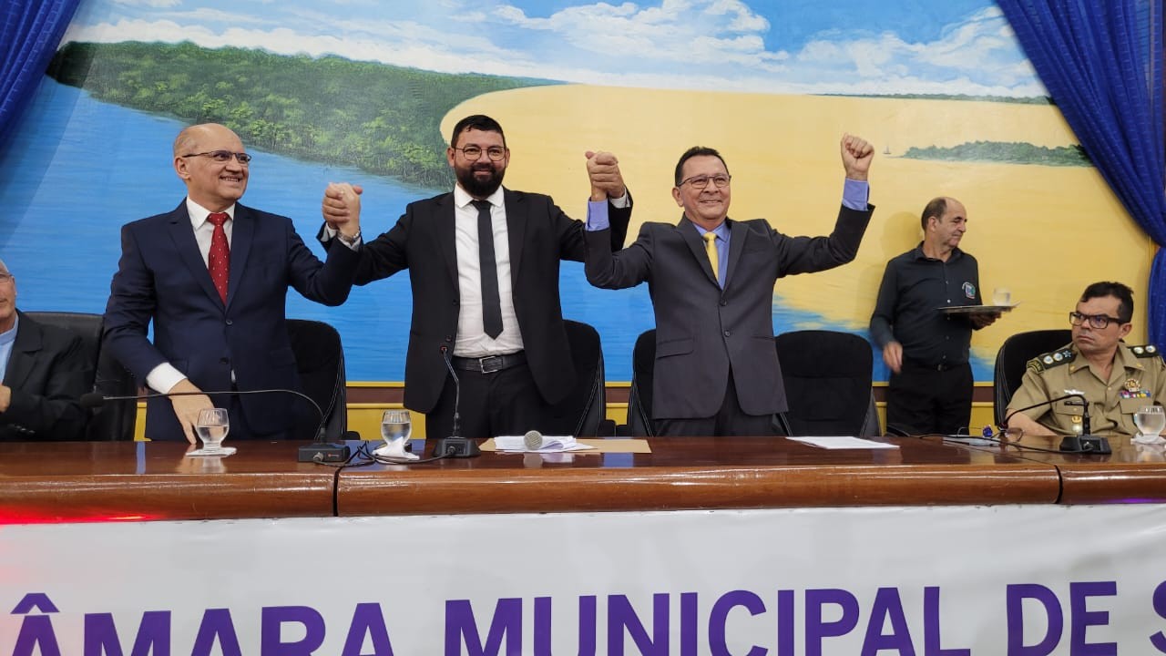 Prefeito José Maria Tapajós e vice Carlos Martins são empossados pela Câmara Municipal