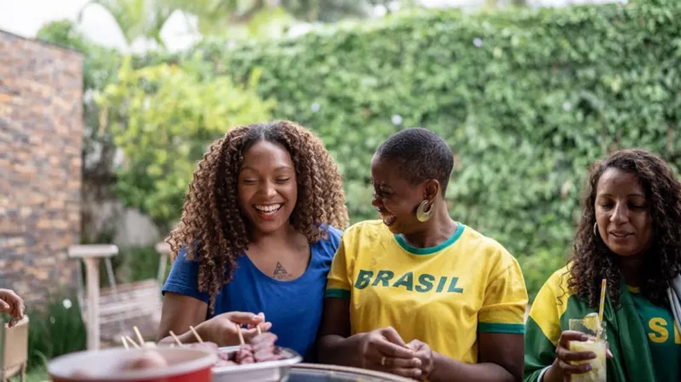 O churrasco é um ritual de domingo para muitas famílias brasileiras — Foto: Getty Images via BBC