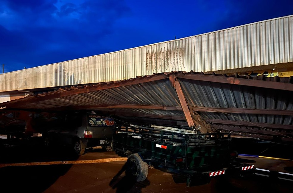Estrutura caiu sobre carros e caminhões após ventania no oeste baiano — Foto: Redes sociais