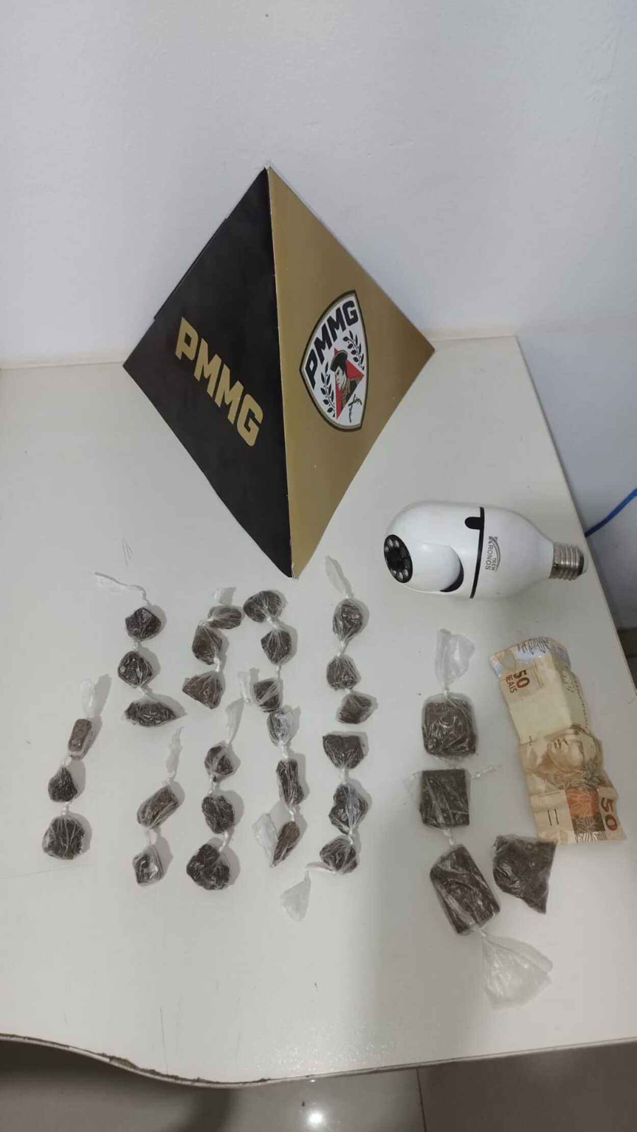 Mulher é presa e adolescentes são apreendidos após apreensão de maconha em Varzelândia