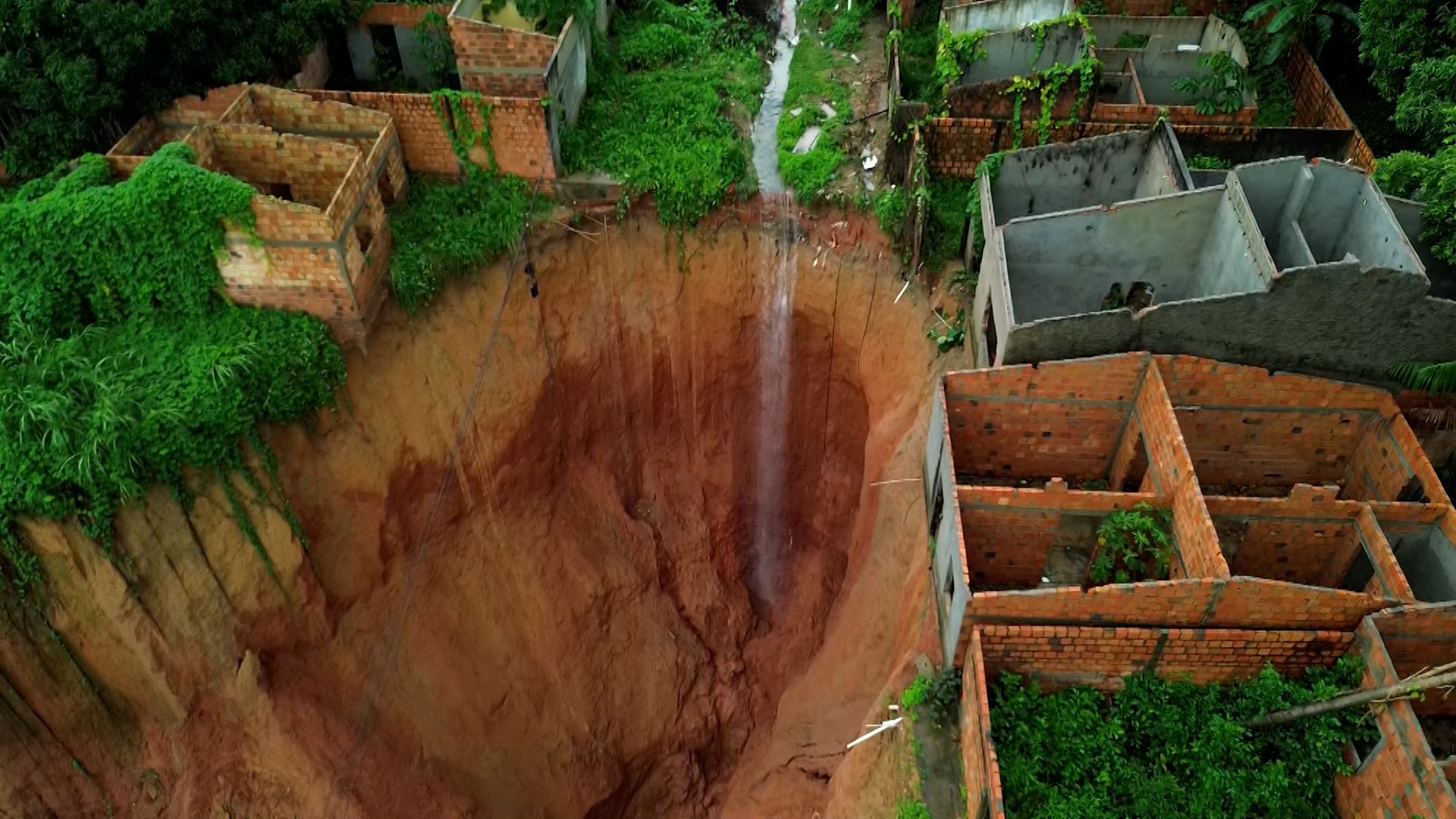 Entenda ponto a ponto a crise das voçorocas que avançam há décadas em cidade do Maranhão