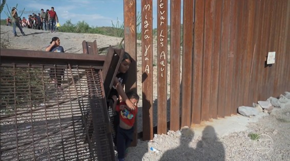 VÍDEO: flagrante mostra coiote deixando imigrantes na fronteira do México com os EUA