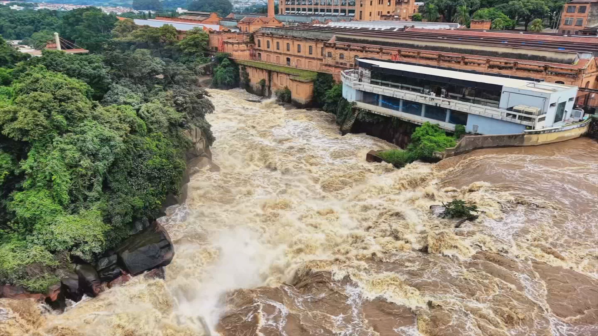Imagens de drone mostram Rio Tietê cheio após chuvas no interior de SP