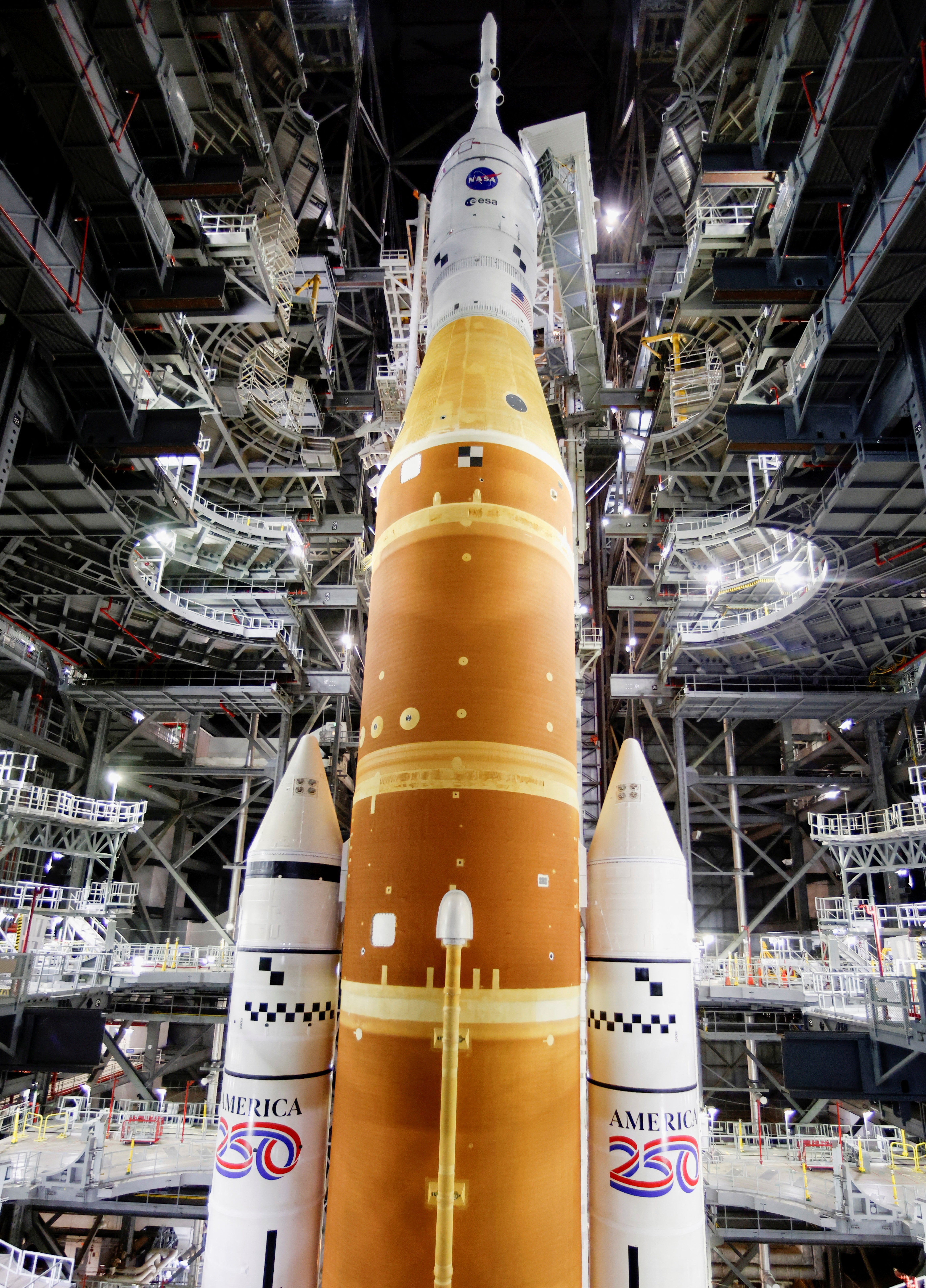 NASA levará astronautas para primeiro sobrevoo lunar em mais de meio século; veja FOTOS de foguete gigante