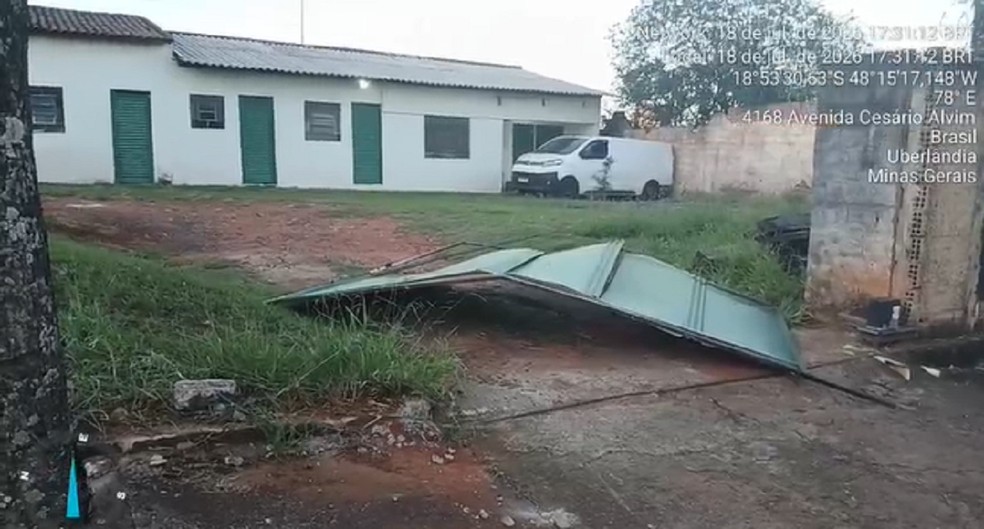 Carro bateu e destruiu port&atilde;o do Ibama, em Uberl&acirc;ndia &mdash; Foto: Ibama