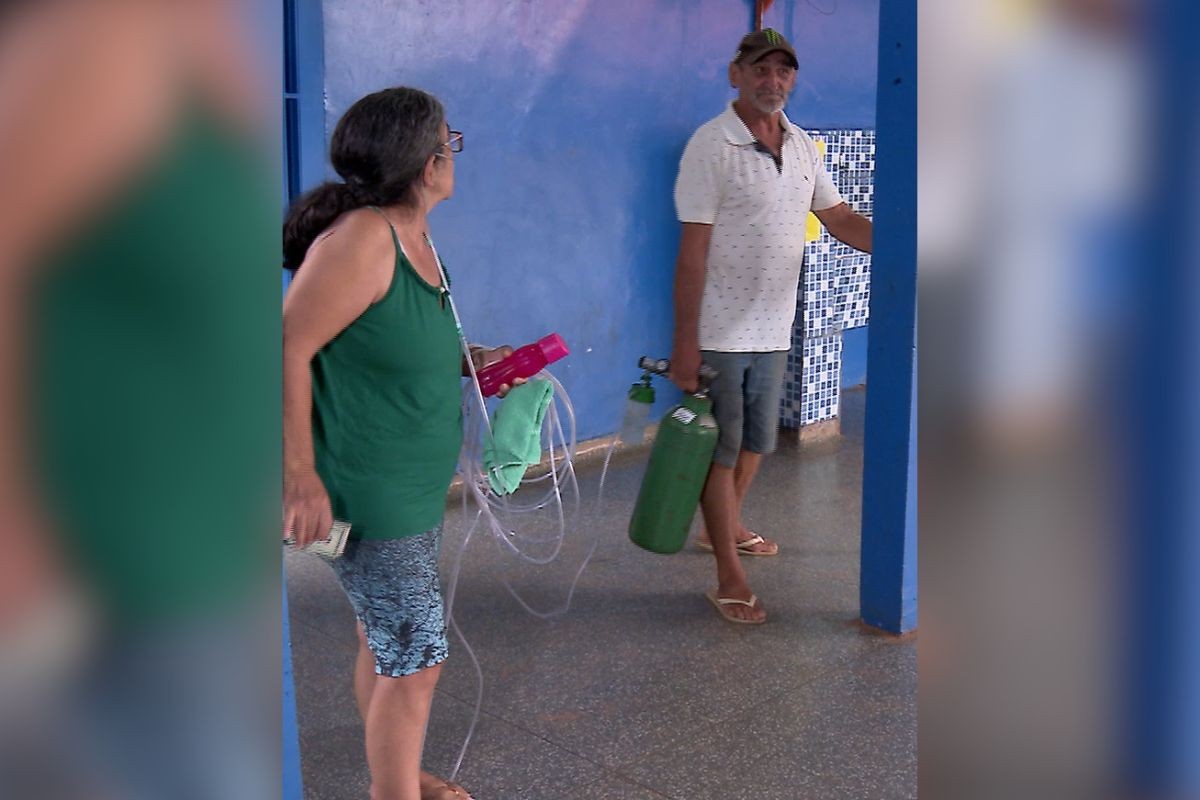 Mulher que sofreu 7 AVCs e 2 infartos recebe ajuda de vizinho para votar em MS: 'Um precisa do outro'