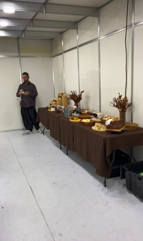 Backstage do Rio Fashion Week: conheça os bastidores onde os modelos se preparam para desfiles  