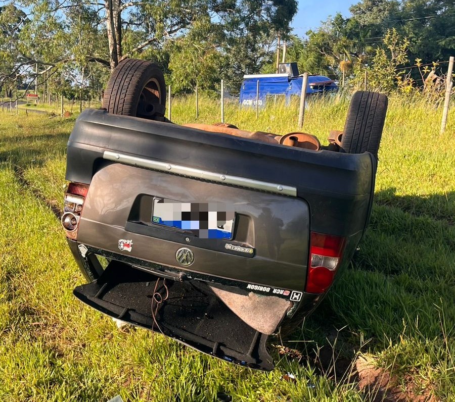 Carro capota na serra de São Pedro, danifica cerca de área rural e é achado vazio pela Guarda