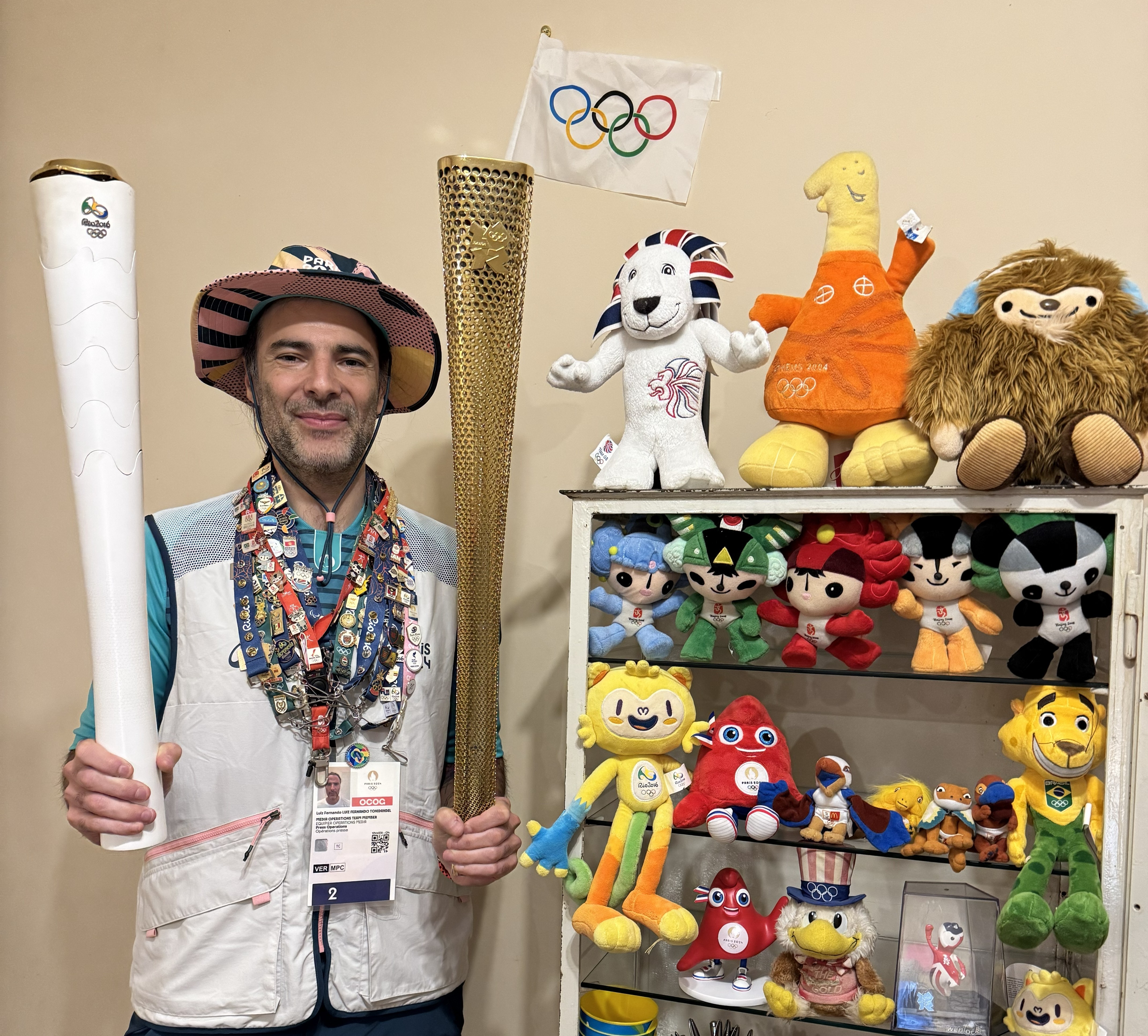 Curitibano mantém coleção rara com mais de dois mil pins olímpicos: 'Paixão da minha vida'